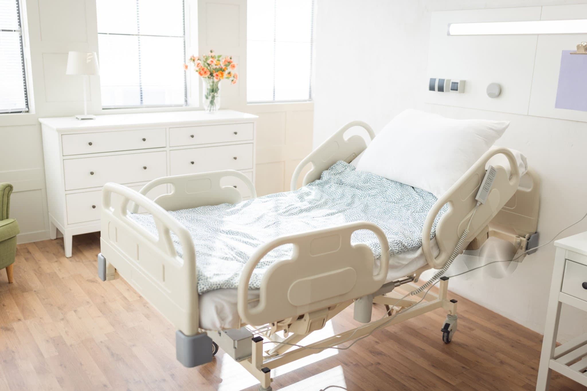Quarto preparado para home care, com cama hospitalar
